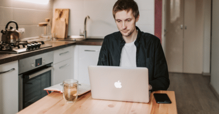 Como Trabalhar em Casa pela Internet? 7 Dicas Reais para Gerar Renda Extra