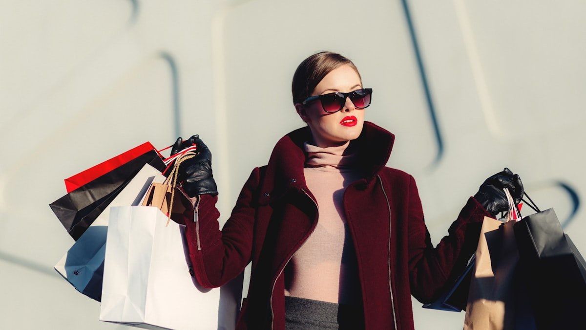 afiliado shein: pessoa comprando roupas online e ganhando comissões