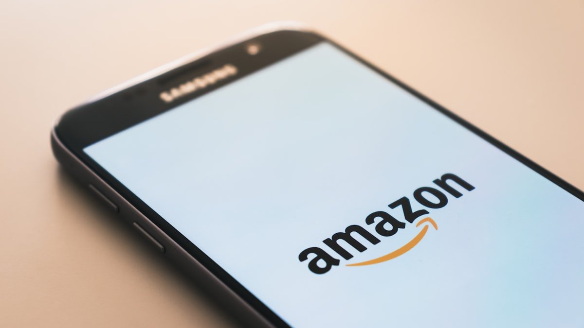 amazon programa de afiliados: pessoa gerando links e acompanhando comissões no computador