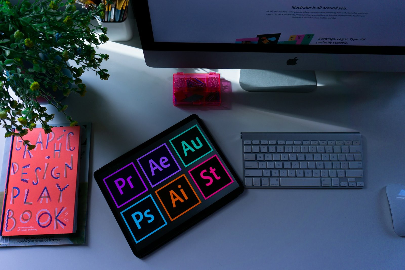 canva logo: pessoa criando logomarca profissional no computador