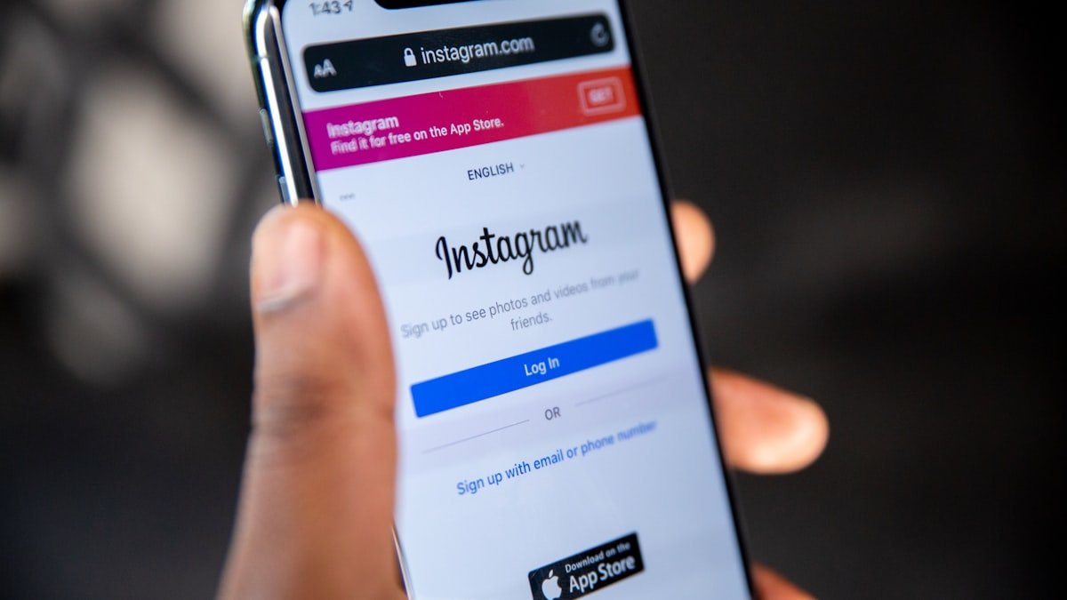 instagram feed: pessoa criando posts profissionais no celular com o Canva