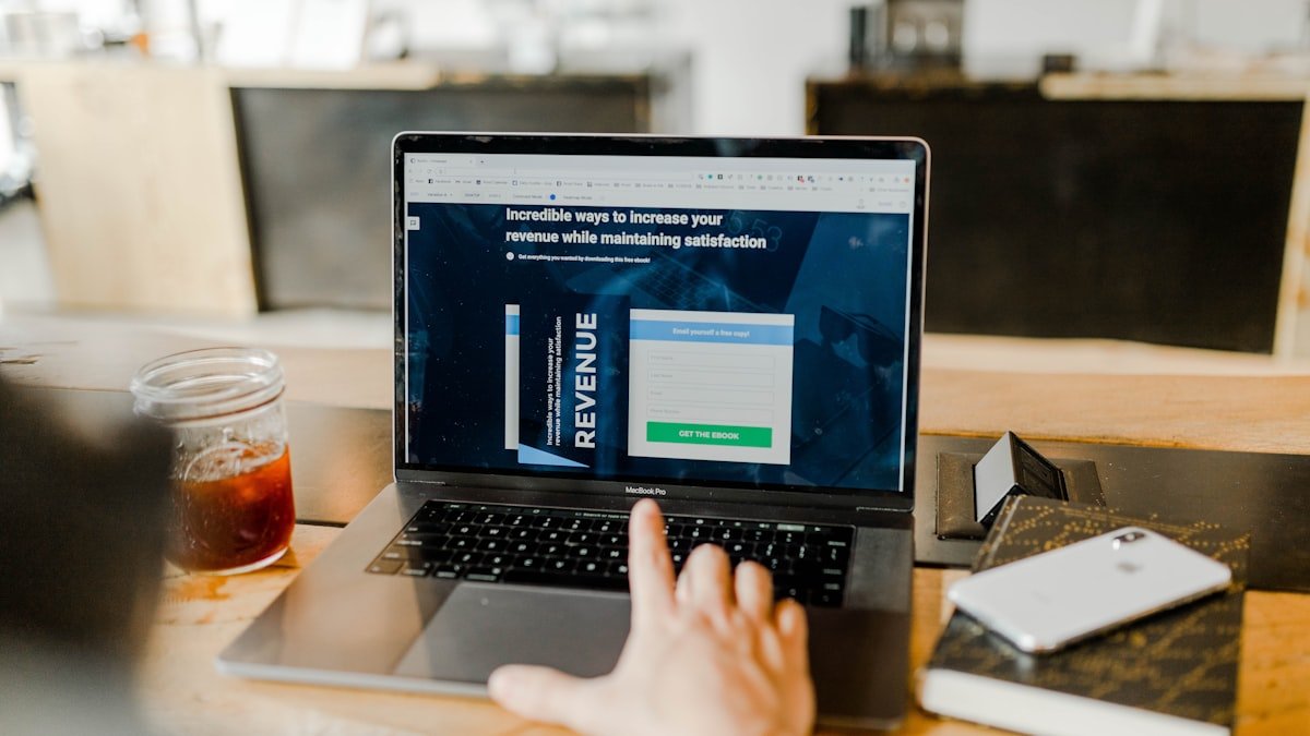 monetizze afiliados: pessoa acessando plataformas de afiliados no computador