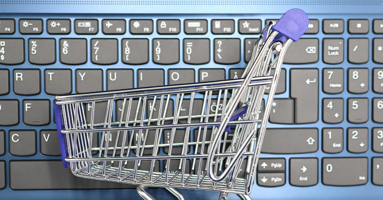 Carrinho de e-commerce e caixas sobre teclado - como ser afiliado do Mercado Livre